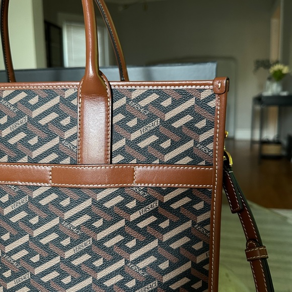 VERSACE
La Greca Signature Tote Bag - Picture 12 of 13